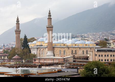 8. Oktober 2022: Innenansicht der historischen Großen Moschee von Bursa mit ihrer prächtigen Innenarchitektur, während Touristen am 8. Oktober 2022 in Bursa, Turkiye, zu Besuch sind. Die große Moschee von Bursa wurde vom osmanischen Sultan Bayezid I. in Auftrag gegeben, um seinen großen Sieg in der Schlacht von Nikopolis zu gedenken und zwischen 1396 und 1399 erbaut. Die Moschee ist ein bedeutendes Denkmal der frühen osmanischen Architektur und eine der wichtigsten Moscheen der Stadt, die sich im Herzen der Altstadt neben ihren historischen Märkten befindet. (Bild: © Tolga Ildun/ZUMA Press Wire) Stockfoto