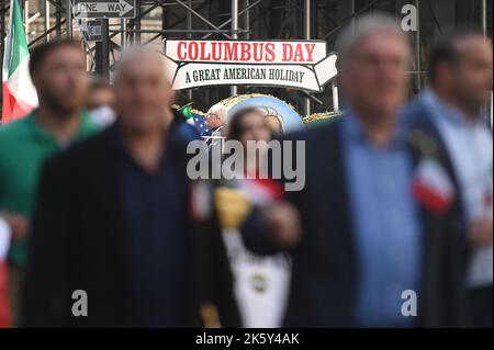 New York, USA. 10. Oktober 2022. Während der jährlichen Columbus Day Parade 78. in New York, NY, am 10. Oktober 2022, marschieren die Menschen auf die Fifth Avenue. (Foto von Anthony Behar/Sipa USA) Quelle: SIPA USA/Alamy Live News Stockfoto