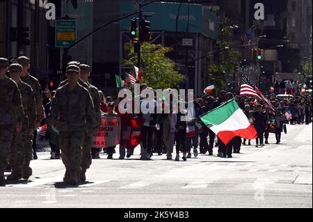 New York, USA. 10. Oktober 2022. Während der jährlichen Columbus Day Parade 78. in New York, NY, am 10. Oktober 2022, marschieren die Menschen auf die Fifth Avenue. (Foto von Anthony Behar/Sipa USA) Quelle: SIPA USA/Alamy Live News Stockfoto