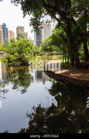 Goiânia, Goias, Brasilien – 09. Oktober 2022: Ein Blick auf Bosque dos Buritis in der Stadt Goiania. Stockfoto