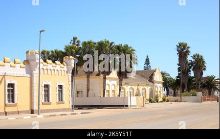 Swakopmund, Namibia, 2022. Eine leere Straße in Swakopmund mit gelben und weißen Häusern. Bekannt für seinen germanischen und holländischen Einfluss ist die Stadt oft Stockfoto