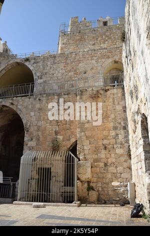 Damaskus-Tor in der Altstadt von Jerusalem während Rosh Hashanah 2022 Stockfoto
