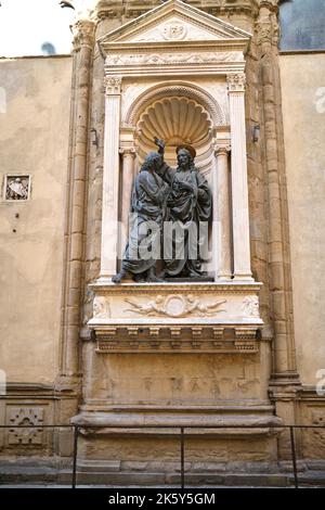 Christus und zweifelnder Thomas von Verrocchio in einer Wandnische an der Außenseite der Kirche Orsanmichele in Florenz Italien Stockfoto