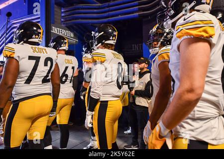 Orchard Park, New York, USA. 9. Oktober 2022. 9.. Oktober 2022 Pittsburgh Steelers Quarterback Kenny Pickett (8), Pittsburgh Steelers Offensive Tackle Trent Scott (72), Pittsburgh Steelers Center Mason Cole (61) während des Vorspiels in Pittsburgh Steelers gegen Buffalo Bills im Orchard Park, NY, im Highmark Stadium. Jake Mysliwczyk/BMR (Bild: © Jake Mysliwczyk/BMR über ZUMA Press Wire) Stockfoto