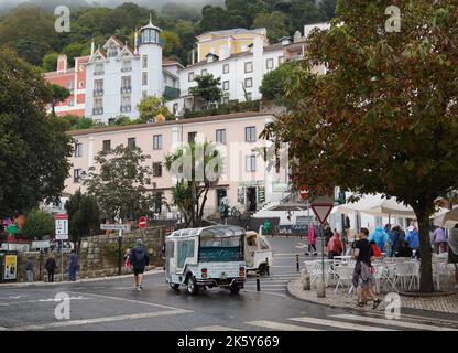 Sintra, Portugal - September 2022: Touristische Geschäfte und Restaurants in Sintra, Straße voller Touristen Stockfoto