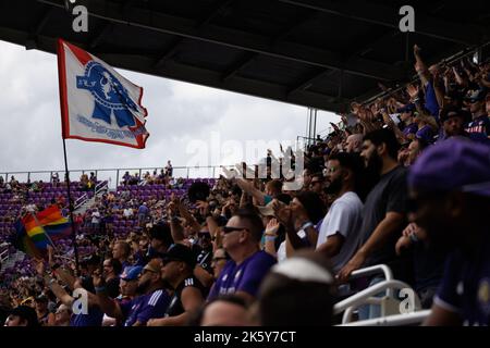 ORLANDO, FL - 9. OKTOBER: Unterstützer von Orlando City während des MLS 2022-Spiels zwischen Orlando City und Columbus Crew am 9. Oktober 2022 in Orlando im Exploria Stadium, Orlando, FL. (Foto von Aaron Litz/PxImages) Stockfoto