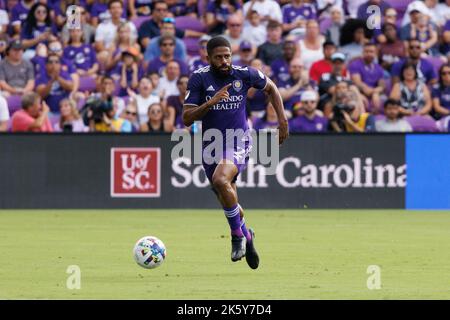 ORLANDO, FL - 9. OKTOBER: Ruan Gregório Teixeira aus Orlando City treibt den Ball während des MLS 2022-Spiels zwischen Orlando City und Columbus Crew am 9. Oktober 2022 in Orlando im Exploria Stadium, Orlando, FL. (Foto von Aaron Litz/PxImages) Stockfoto