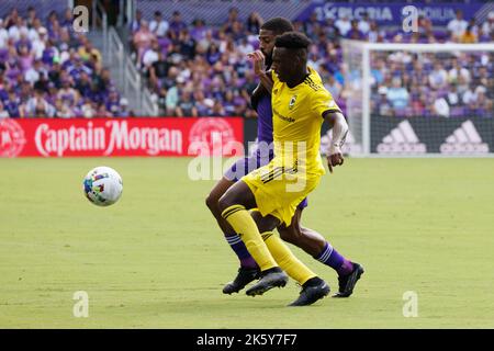 ORLANDO, FL - 9. OKTOBER: Ruan Gregório Teixeira aus Orlando City kämpft mit Derrick Etienne von der Columbus Crew während des MLS 2022-Spiels zwischen Orlando City und Columbus Crew am 9. Oktober 2022 in Orlando im Exploria Stadium, Orlando, FL, um den Ball. (Foto von Aaron Litz/PxImages) Stockfoto