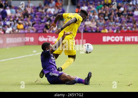 ORLANDO, FL - 9. OKTOBER: Ruan Gregório Teixeira aus Orlando City kämpft mit Derrick Etienne von der Columbus Crew während des MLS 2022-Spiels zwischen Orlando City und Columbus Crew am 9. Oktober 2022 in Orlando im Exploria Stadium, Orlando, FL, um den Ball. (Foto von Aaron Litz/PxImages) Stockfoto