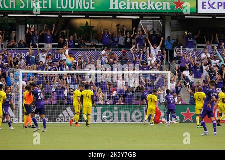 ORLANDO, FL - 9. OKTOBER: Spieler von Orlando City feiern, nachdem sie während des MLS 2022-Spiels zwischen Orlando City und Columbus Crew am 9. Oktober 2022 in Orlando im Exploria Stadium, Orlando, FL, ein Tor erzielt haben. (Foto von Aaron Litz/PxImages) Stockfoto