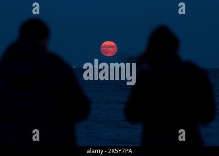 Danzig, Polen. Oktober 10. 2022. Der Vollmond des Jägers über der Ostsee © Wojciech Strozyk / Alamy Live News *** Local Caption *** Stockfoto