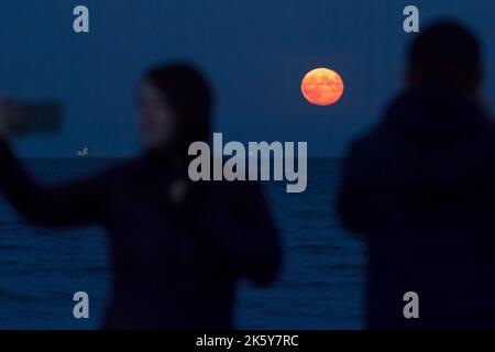 Danzig, Polen. Oktober 10. 2022. Der Vollmond des Jägers über der Ostsee © Wojciech Strozyk / Alamy Live News *** Local Caption *** Stockfoto