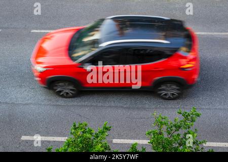 Draufsicht auf einen roten SUV mit schwarzem Dach, der auf einer Straße in Belo Horizonte, Brasilien, fährt. Stockfoto