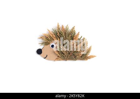 Herbst Naturhandwerk für Kinder, Igelfigur Stockfoto