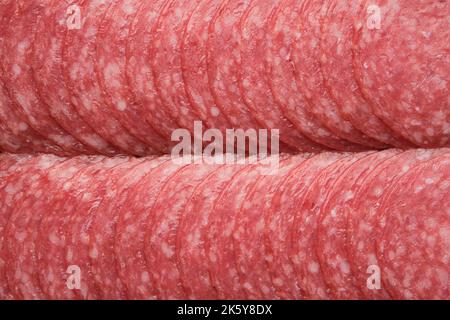 Gehackte Salami-Wurst, Draufsicht, flaches Lay. Stockfoto