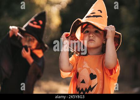 Zwei kleine Mädchen feiern Halloween in Natur Kürbis Stockfoto