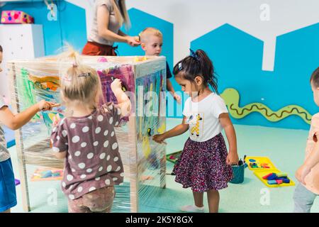 Kinder malen mit Bürsten im Kindergarten, kreative Aktivitäten für Vorschulkinder. Hochwertige Fotos Stockfoto