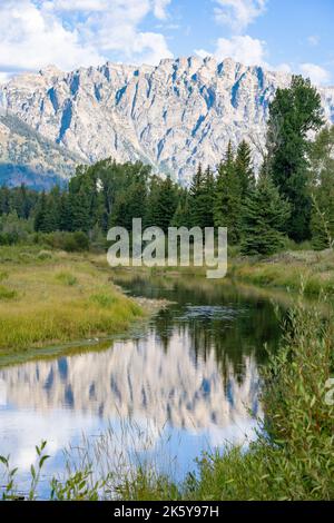 Grand Tetons National Park, Wyoming, USA. Grand Teton Bergkette und Snake River von Schwabacher Landing aus gesehen. Stockfoto