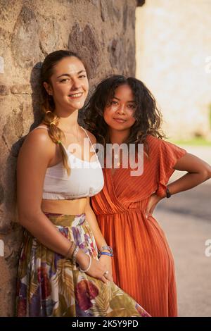 Afroamerikanische und lateinamerikanische Mädchen posieren lächelnd und glücklich in Toledo Stockfoto