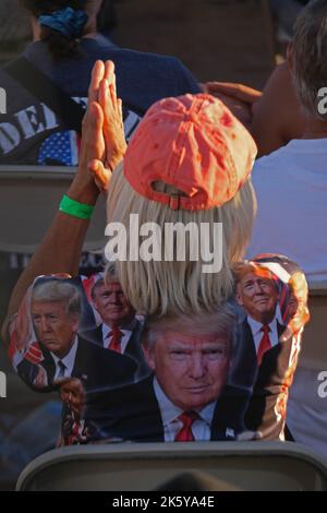 Mesa, Arizona, USA. 9. Oktober 2022. Make America Great Rally in Mesa, Arizona, mit dem Titel des ehemaligen Präsidenten Donald Trump. Trump setzte sich für die ersten Kandidaten des republikanischen Arizona-Amerika für die Zwischenwahlen ein. (Bild: © Christopher Brown/ZUMA Press Wire) Stockfoto