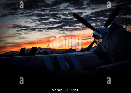 Ein V-22 Osprey nimmt an der Demonstration der Marine Air-Ground Task Force (MAGTF) auf der Miramar Airshow 2022 in San Diego, Kalifornien, Teil. Stockfoto