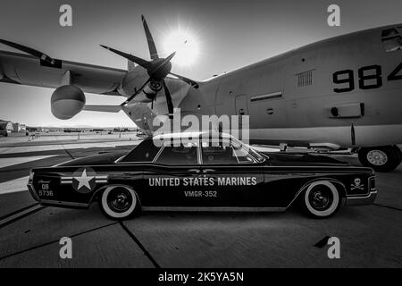 Miramar, Kalifornien, USA - 25. September 2022: Ein Lincoln Continental und C-130 Hercules aus dem Jahr 1969 mit dem Marine Aerial Refueller Transport Squadron-352 st Stockfoto