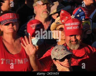 Mesa, Arizona, USA. 9. Oktober 2022. Make America Great Rally in Mesa, Arizona, mit dem Titel des ehemaligen Präsidenten Donald Trump. Trump setzte sich für die ersten Kandidaten des republikanischen Arizona-Amerika für die Zwischenwahlen ein. (Bild: © Christopher Brown/ZUMA Press Wire) Stockfoto