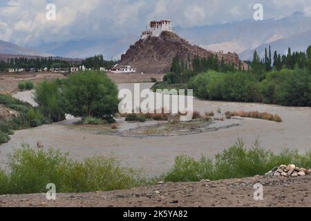 Buddhistisches Kloster Stakna auf einem Berg in der Mitte des Indus-Flusses, Ladakh, Nordindien. Stockfoto