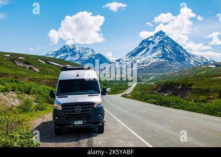 Airstream Interstate 24X 4WD Campervan; Haines Highway, RT. 3; in der Nähe von Chilkat Pass; Blick in Richtung Tatshenshini-Alsek Provincial Park & Alsek Range; Alask Stockfoto