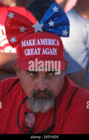 Mesa, Arizona, USA. 9. Oktober 2022. Make America Great Rally in Mesa, Arizona, mit dem Titel des ehemaligen Präsidenten Donald Trump. Trump setzte sich für die ersten Kandidaten des republikanischen Arizona-Amerika für die Zwischenwahlen ein. (Bild: © Christopher Brown/ZUMA Press Wire) Stockfoto