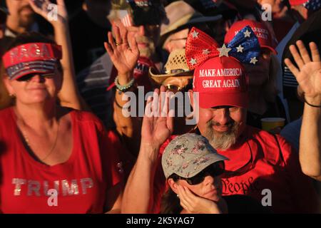 Mesa, Arizona, USA. 9. Oktober 2022. Make America Great Rally in Mesa, Arizona, mit dem Titel des ehemaligen Präsidenten Donald Trump. Trump setzte sich für die ersten Kandidaten des republikanischen Arizona-Amerika für die Zwischenwahlen ein. (Bild: © Christopher Brown/ZUMA Press Wire) Stockfoto