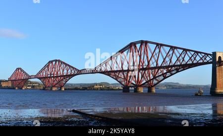 AJAXNETPHOTO. 10TH. OKTOBER 2022. SOUTH QUEENSFERRY, SCHOTTLAND. - MÜNDUNGSÜBERQUERUNG - DIE FREITRAGENDE BAHNBRÜCKE VON SOUTH QUEENSFERRY AUS GESEHEN. FOTO: TONY HOLLAND/AJAX REF:D221010 3164 Stockfoto