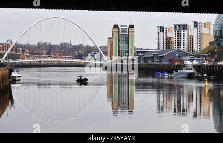 AJAXNETPHOTO. MÄRZ 2022. NEWCASTLE UPON TYNE, ENGLAND. - BLICK AUF DEN FLUSS - BLICK AUF SEE, NEWCASTLE LINKS, GATESHEAD RECHTS MIT GATESHEAD MILLENIUM RADFAHRER UND FUSSGÄNGERBRÜCKE ÜBER DEN FLUSS. FOTO:TONY HOLLAND/AJAX REF:DTH222403 9568 Stockfoto