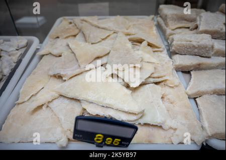 Weißer gesalzener und getrockneter Bacalao-Kabeljau, traditionelle spanische Meeresfrüchte, die im Fischgeschäft ausgestellt sind Stockfoto