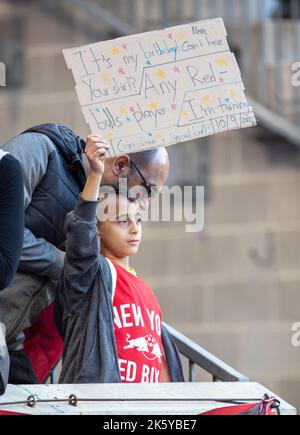 Harrison, NJ, USA, 9. 2022. Oktober RBNY-Anhänger während des Spiels der Major League Soccer zwischen New York Red Bulls und Charlotte FC in der Red Bull Arena in Harrison, NJ (Georgia Soares/SPP) Quelle: SPP Sport Press Foto. /Alamy Live News Stockfoto