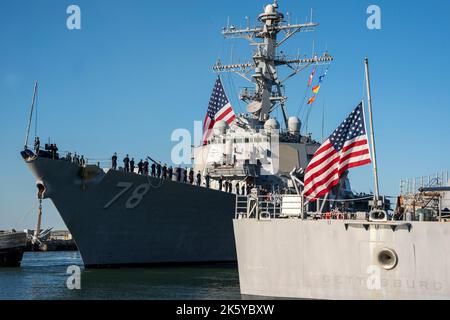 NORFOLK, VA. (Okt 9, 2022) – der Arleigh Burke-Klasse-Lenkrakenzerstörer USS Porter (DDG 78) zieht an der Seite des Ticonderoga-Klasse-Lenkrakenkreuters USS Gettysburg (CG 64), als sie am 9. Oktober in der Naval Station Norfolk ankommen. Porter kehrte nach sieben Jahren Dienstzeit und 11 Patrouillen auf der Marinestation Rota, Spanien, als vorbereitter Zerstörer der Naval Forces-Europe (FDNF-E) zur Naval Station Norfolk zurück. (USA Navy Foto von Mass Communication Specialist 1. Class Kris R. Lindstrom) Stockfoto