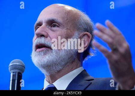 10. Oktober 2022, Washington, District of Columbia, USA: Der ehemalige Chef der US-Notenbank, BEN BERNANKE, hält während einer Pressekonferenz im Falk Auditorium/Brooking Institute Bemerkungen über den Nobelpreis für Wirtschaftswissenschaften. Bernanke gewann den Nobelpreis für Wirtschaftswissenschaften zusammen mit zwei anderen US-amerikanischen Ökonomen am Montag.(Bildquelle: © Lenin Nolly/ZUMA Press Wire) Stockfoto