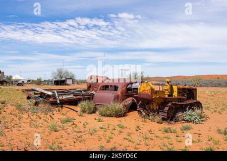Verrostete Autowracks wurden im Old Andado Homestead im australischen Outback, Northern Territory, NT, Australien, aufgegeben Stockfoto