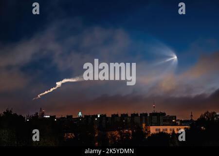 Start der Sojus-Weltraumrakete. Weltraumquallen am Himmel. Wolke von Raketengasen in der Sonne im Morgengrauen. Jet Trail von der Weltraumrakete. Astronomisches Phänomen über Cit Stockfoto