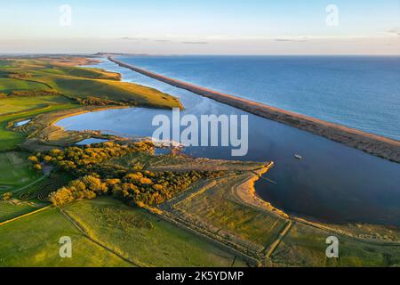 Abbotsbury, Dorset, Großbritannien. 10.. Oktober 2022. Wetter in Großbritannien. Blick aus der Luft der Flottenlagune und des Swannery in der Abendsonne von Abbotsbury in Dorset am Ende eines warmen, klaren Herbsttages. Bildnachweis: Graham Hunt/Alamy Live News Stockfoto