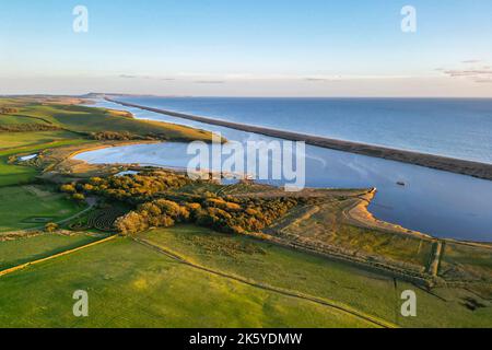 Abbotsbury, Dorset, Großbritannien. 10.. Oktober 2022. Wetter in Großbritannien. Blick aus der Luft der Flottenlagune und des Swannery in der Abendsonne von Abbotsbury in Dorset am Ende eines warmen, klaren Herbsttages. Bildnachweis: Graham Hunt/Alamy Live News Stockfoto