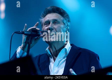 Glasgow, Schottland,10.. Oktober 2022, Roxy Music tritt live im OVO Hydro in Glasgow auf am Montag, den 10.. Oktober 2022, waren Bryan Ferry, Andy Mackay, Phil Manzanera und Paul Thompson wieder auf der Bühne, um das 50.-jährige Bestehen ihres bahnbrechenden Debütalbums zu feiern. Hauptbesetzung Bryan Ferry – Gesang, Keyboards, Klavier, Andy Mackay – Saxophon, Oboe, Keyboards, Backing Vocals Paul Thompson – Schlagzeug Phil Manzanera – Leadgitarre, gelegentlich Backing Vocals und Bass Bild: Alan Rennie Foto: Alan Rennie/Alamy Live News Stockfoto