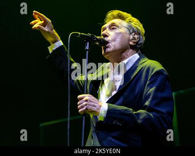 Glasgow, Schottland,10.. Oktober 2022, Roxy Music tritt live im OVO Hydro in Glasgow auf am Montag, den 10.. Oktober 2022, waren Bryan Ferry, Andy Mackay, Phil Manzanera und Paul Thompson wieder auf der Bühne, um das 50.-jährige Bestehen ihres bahnbrechenden Debütalbums zu feiern. Hauptbesetzung Bryan Ferry – Gesang, Keyboards, Klavier, Andy Mackay – Saxophon, Oboe, Keyboards, Backing Vocals Paul Thompson – Schlagzeug Phil Manzanera – Leadgitarre, gelegentlich Backing Vocals und Bass Bild: Alan Rennie Foto: Alan Rennie/Alamy Live News Stockfoto