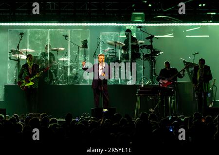 Glasgow, Schottland,10.. Oktober 2022, Roxy Music tritt live im OVO Hydro in Glasgow auf am Montag, den 10.. Oktober 2022, waren Bryan Ferry, Andy Mackay, Phil Manzanera und Paul Thompson wieder auf der Bühne, um das 50.-jährige Bestehen ihres bahnbrechenden Debütalbums zu feiern. Hauptbesetzung Bryan Ferry – Gesang, Keyboards, Klavier, Andy Mackay – Saxophon, Oboe, Keyboards, Backing Vocals Paul Thompson – Schlagzeug Phil Manzanera – Leadgitarre, gelegentlich Backing Vocals und Bass Bild: Alan Rennie Foto: Alan Rennie/Alamy Live News Stockfoto