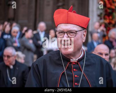 New York, New York, USA. 10. Oktober 2022. Kardinal Timothy Dolan, Erzbischof von New York, begrüßt die Anhänger vor der St. Patricks Cathedral während der Columbus Day Parade. Er wurde 2009 von Papst Benedikt XVI. 2009 zum geistlichen Führer der römischen Kathoik ernannt. (Bild: © Milo Hess/ZUMA Press Wire) Stockfoto