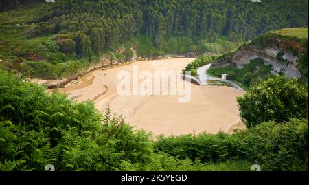 Ebbe am Strand in der Nähe von Galizano, vom Weg des Camino de Santiago aus gesehen (Route des Camino del Norte). Stockfoto