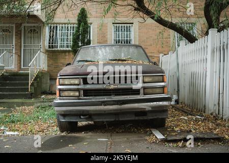 Rostiger alter Chevrolet-Lastwagen in Crown Heights, Brooklyn, New York Stockfoto