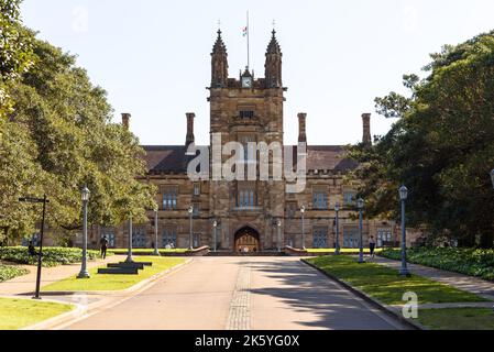 Das Hauptquadrangle der University of Sydney auf dem Campus Camperdown wurde aus Sandstein im viktorianischen Stil der Akademischen Gotik erbaut Stockfoto