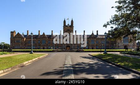 Das Hauptquadrangle der University of Sydney auf dem Campus Camperdown wurde aus Sandstein im viktorianischen Stil der Akademischen Gotik erbaut Stockfoto