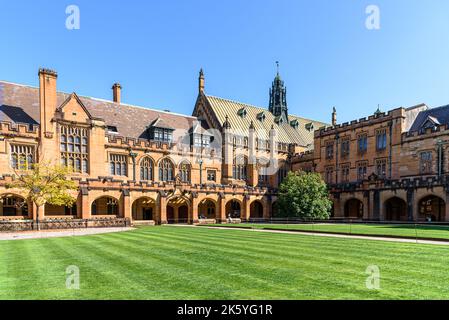 Im Hauptquadrangle der University of Sydney, mit Maclaurin Hall am anderen Ende Stockfoto